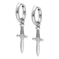 Boucles d'oreilles Little Sword Hoops argentées Boucles d'oreilles argentées en forme de petites épées sur fond blanc