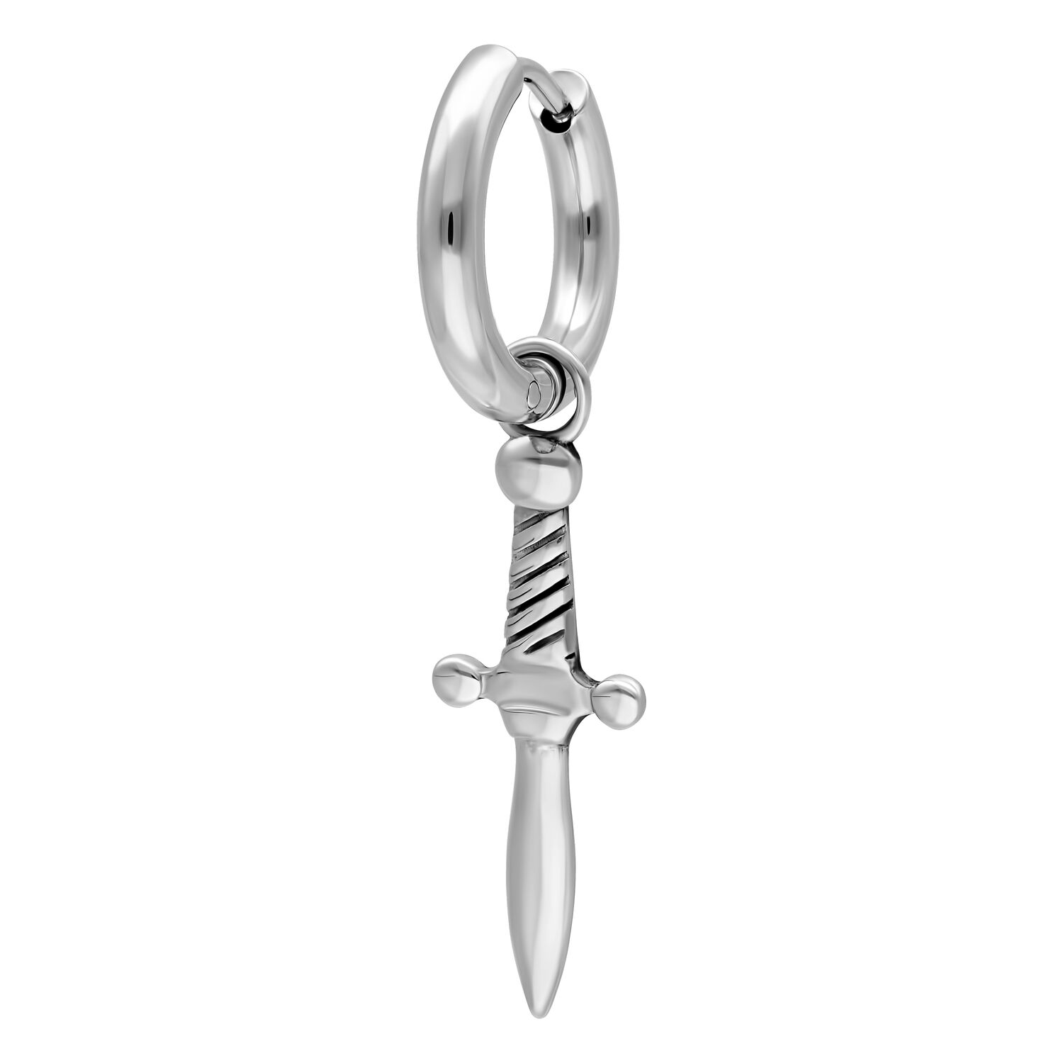 Boucles d'oreilles argentées avec pendentif épée Boucles d'oreilles argentées avec pendentif épée sur fond blanc