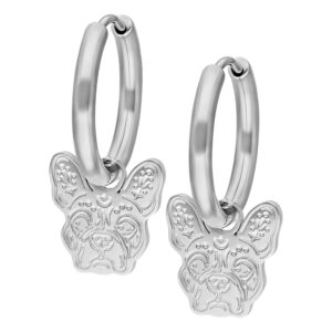 Créoles argentées avec pendentifs bouledogues sur fond blanc