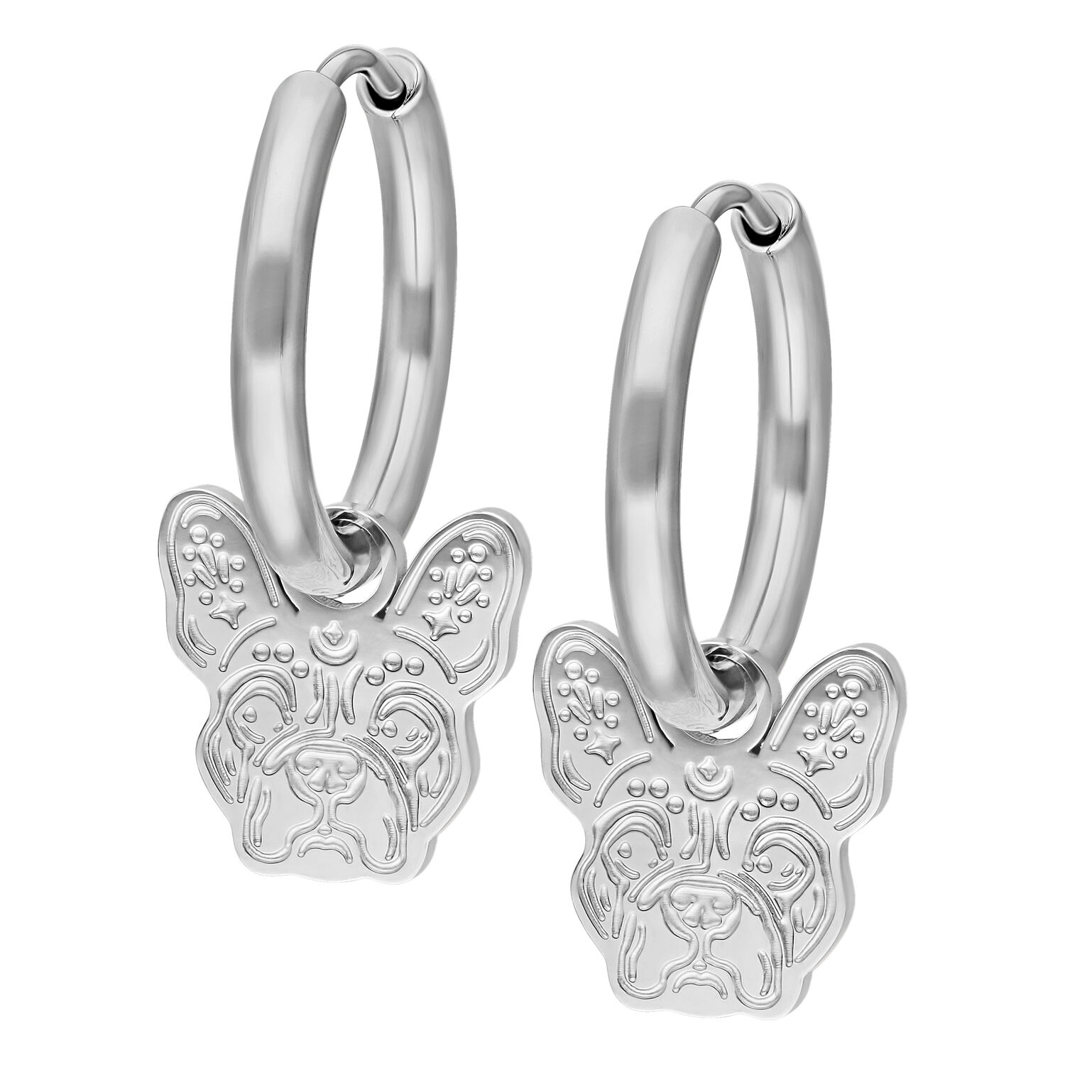 Créoles Bouledogues en acier chirurgical argenté Créoles argentées avec pendentifs bouledogues sur fond blanc