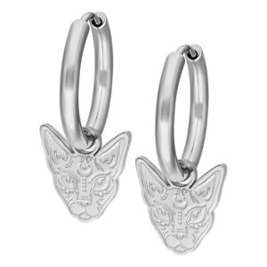 Deux créoles argentées avec motif Sphynx sur fond blanc