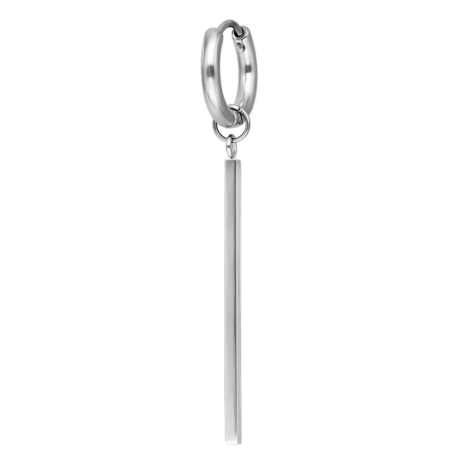 Boucles d'oreilles Little Bar Hoops argentées Boucles d'oreilles argentées avec un long pendentif fin sur fond blanc
