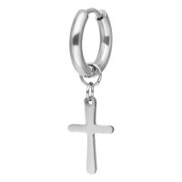 Boucles d'oreilles croix en acier chirurgical argentées Boucles d'oreilles argentées avec pendentif croix ronde sur fond blanc