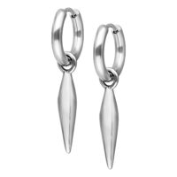 Boucles d'oreilles Little Bullet Hoops argentées Boucles d'oreilles argentées en acier chirurgical avec pendentif pointu sur fond blanc