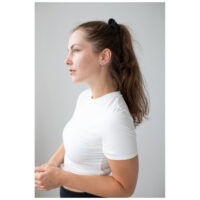 Élégantes créoles courtes à pointes noires Femme aux longs cheveux portant des créoles à pointes noires sur fond gris