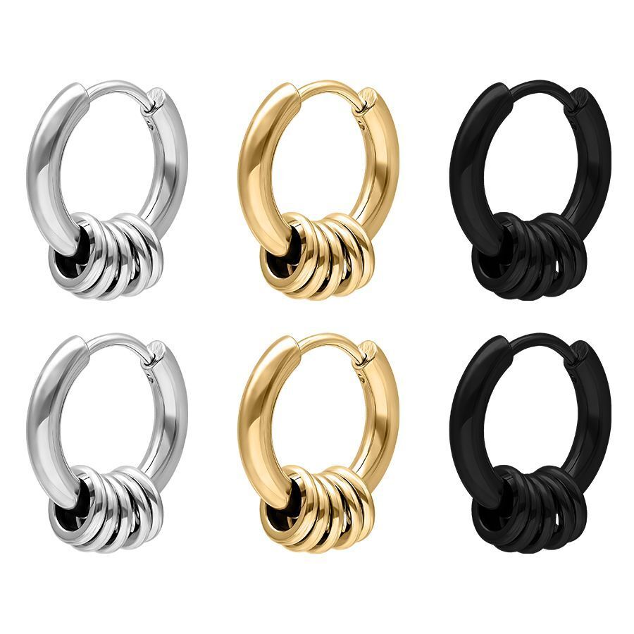 Ensemble de 5 bagues en noir, argent, or Trois paires de boucles d'oreilles à fermoir en noir, argent et or sur fond blanc
