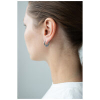 Élégants Little 5 Rings Hoops en argent Boucles d'oreilles en argent avec cinq anneaux sur une oreille, vue latérale