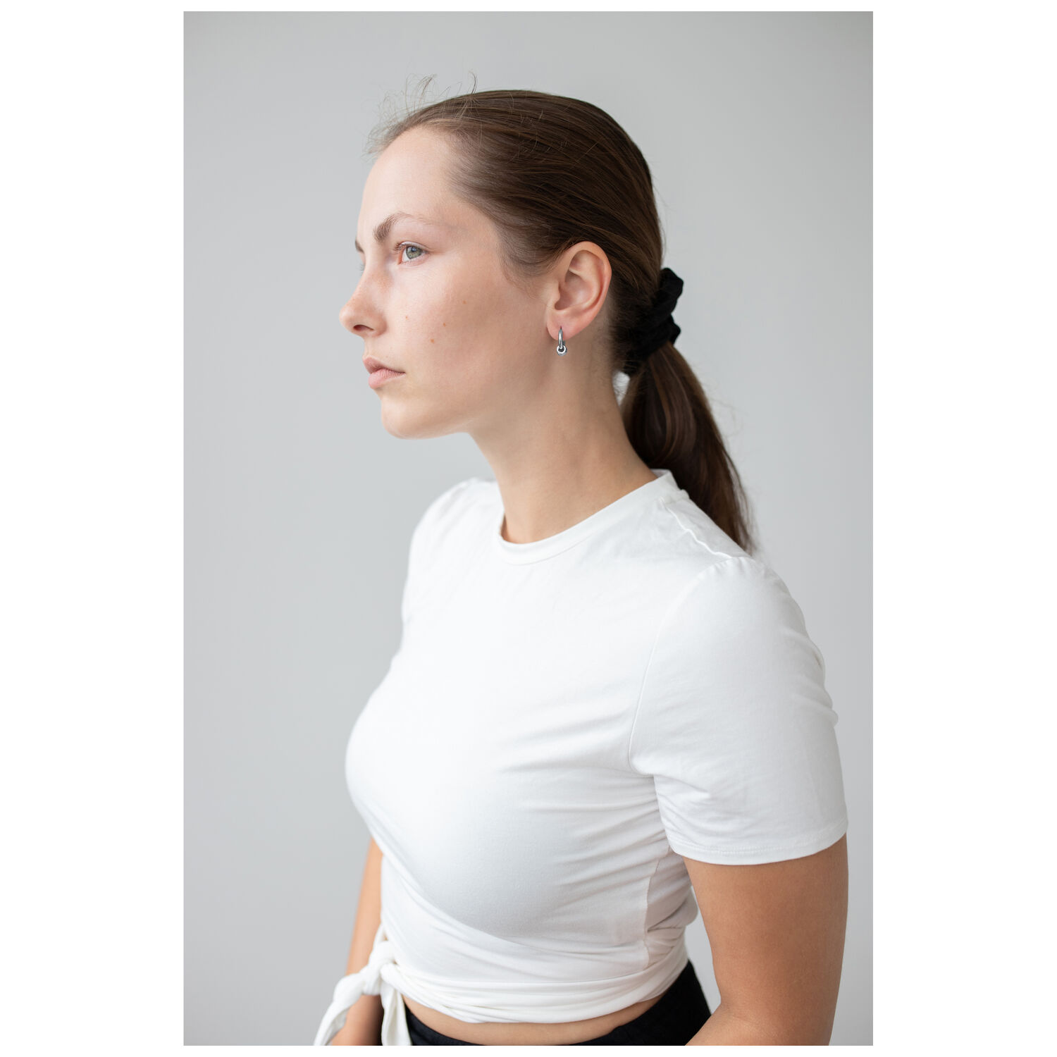 Élégants Boucles d'Oreilles Little 5 Rings Hoops Femme avec boucles d'oreilles Little 5 Rings Hoops en noir et argent sur fond gris