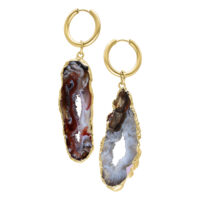 Créoles dorées avec pendentifs en agate indienne Deux boucles d'oreilles dorées avec des pendentifs en agate indienne colorés et irréguliers sur fond blanc