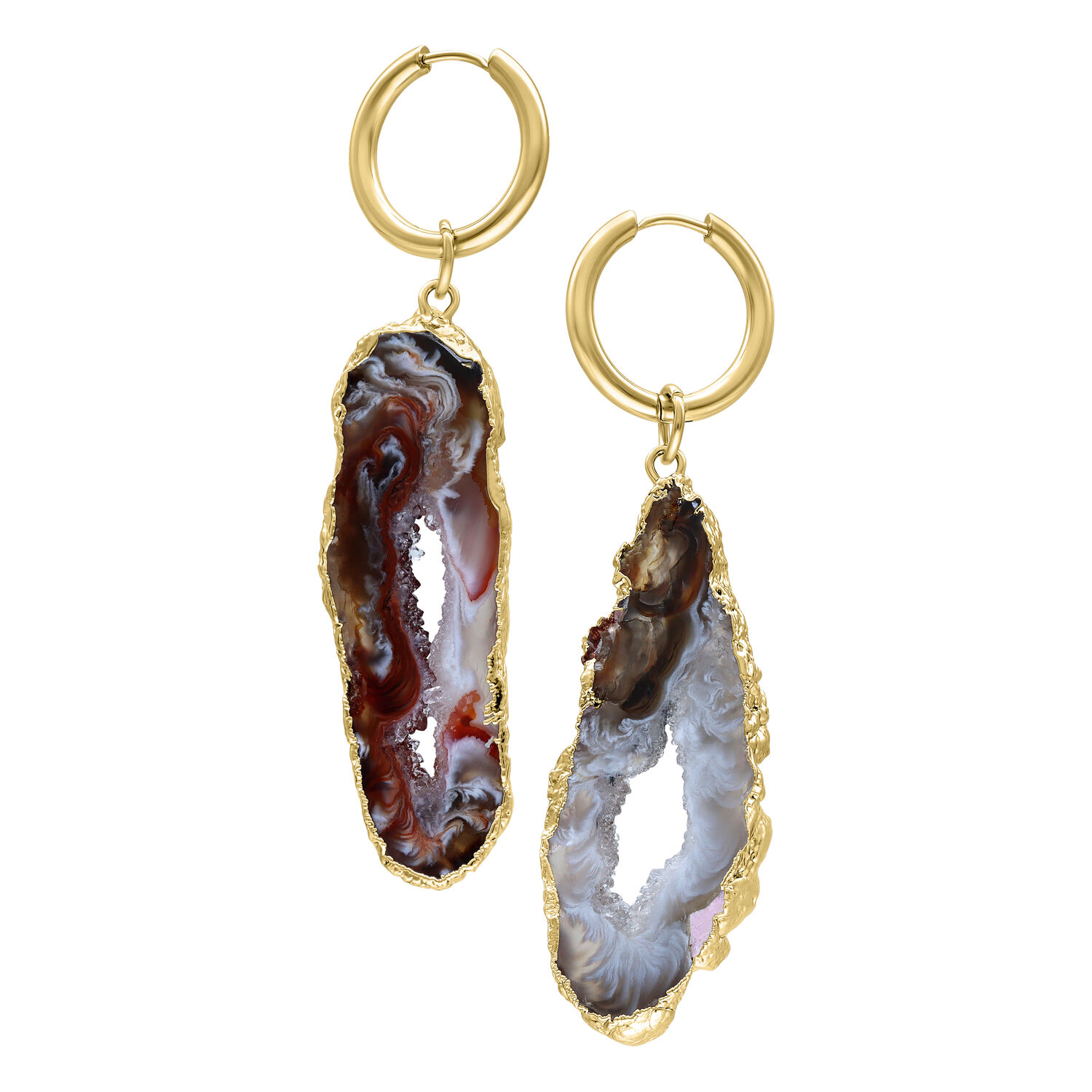 Créoles dorées avec pendentifs en agate indienne Deux boucles d'oreilles dorées avec des pendentifs en agate indienne colorés et irréguliers sur fond blanc