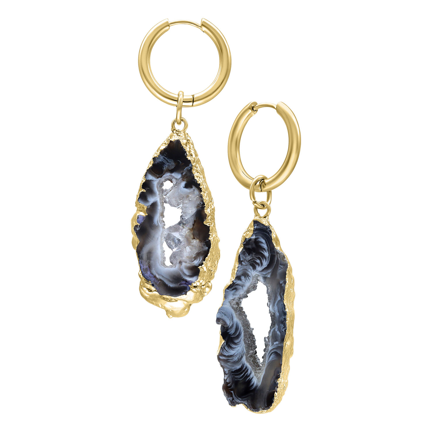 Élégantes boucles d'oreilles en agate indienne dorées Deux boucles d'oreilles en agate indienne dorées avec un design ajouré noir sur fond blanc