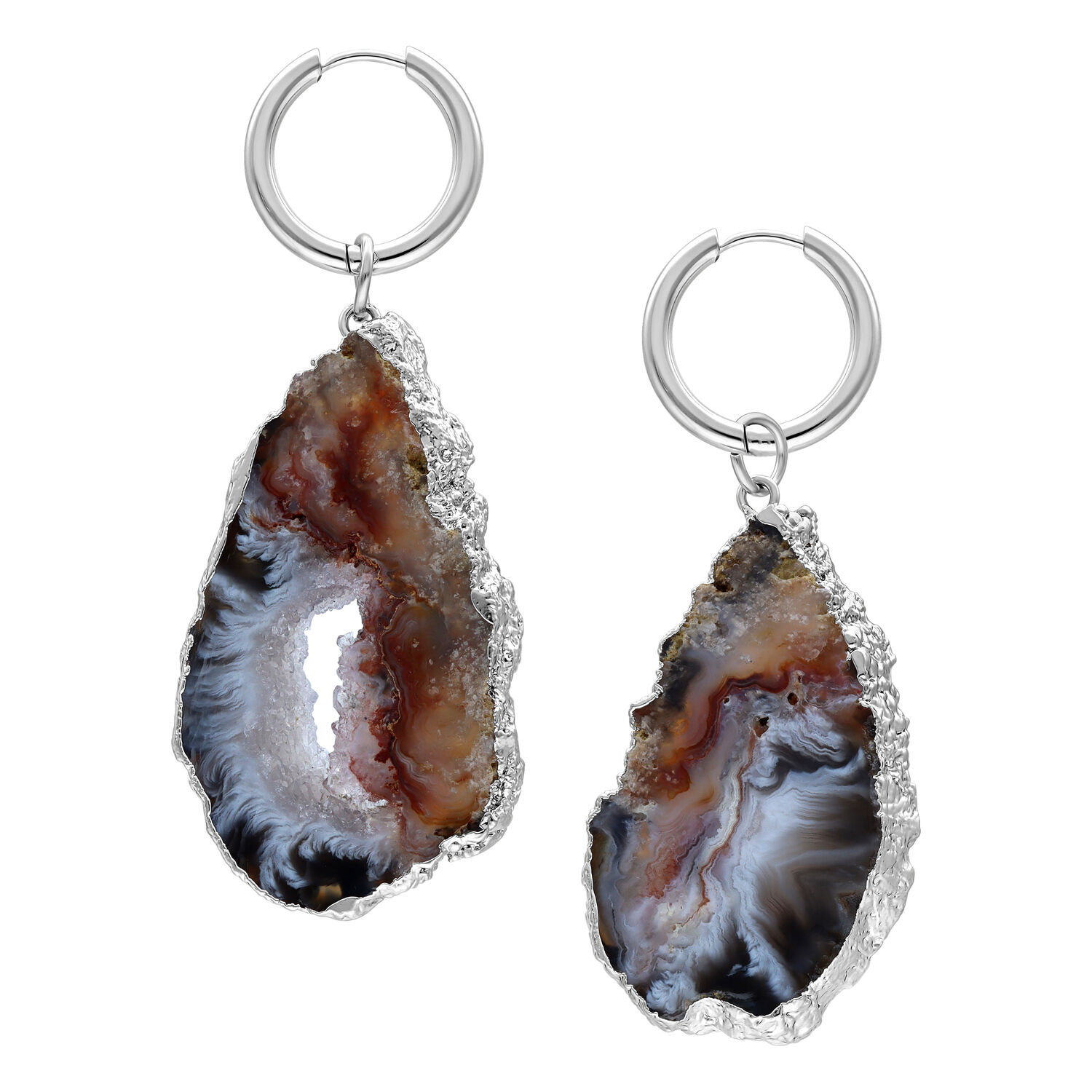 Boucles d'oreilles créoles en agate indienne argentées Deux boucles d'oreilles argentées avec de grandes pierres d'agate indienne naturelles sur fond blanc