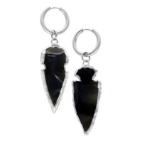 Mini Hoops Obsidian boucles d'oreilles en argent Deux boucles d'oreilles argentées avec pendentif couleur obsidienne sur fond blanc