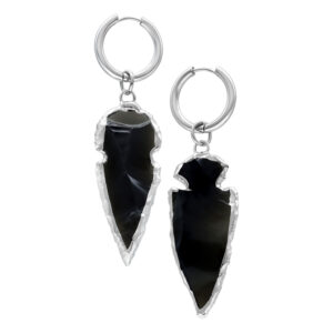 Deux boucles d'oreilles argentées avec pendentif couleur obsidienne sur fond blanc