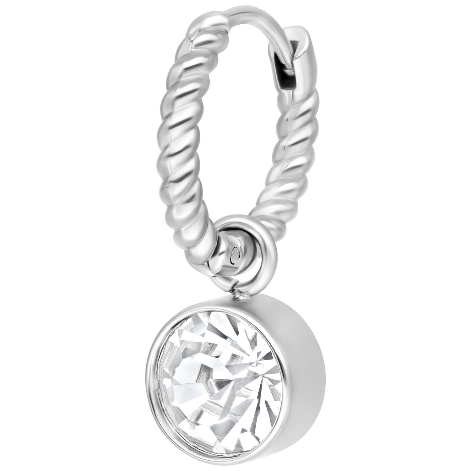 Petites créoles torsadées argentées avec cristal clair Boucle d'oreille argentée avec design torsadé et cristal clair sur fond blanc