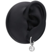 Créoles torsadées argentées avec pendentif en cristal Boucles d'oreilles argentées avec design torsadé et pendentif en cristal sur un présentoir noir