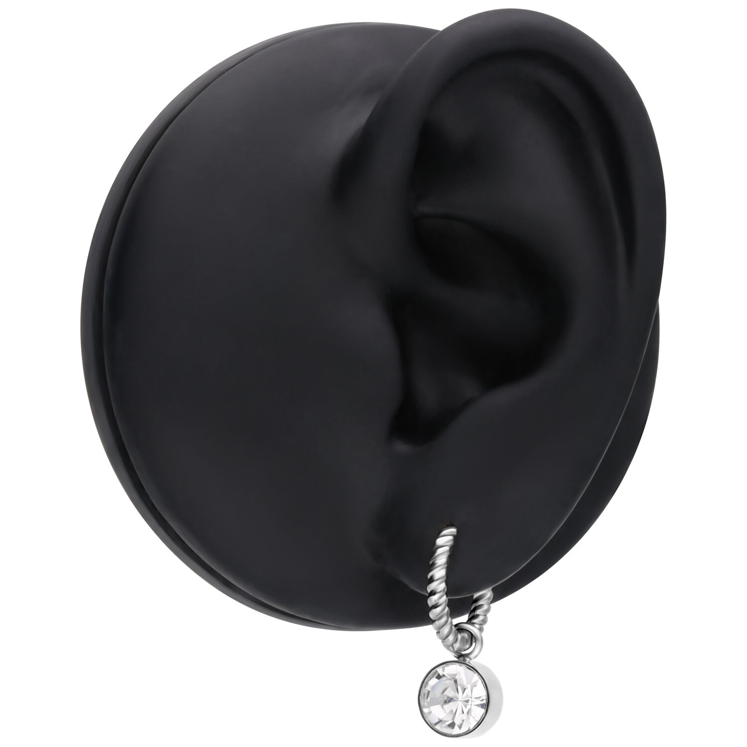 Créoles torsadées argentées avec pendentif en cristal Boucles d'oreilles argentées avec design torsadé et pendentif en cristal sur un présentoir noir