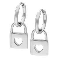 Créoles argentées avec pendentif cadenas cœur sur fond blanc
