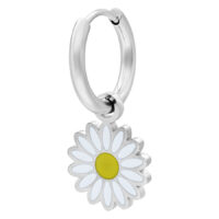 Boucles d'oreilles Little Daisy Hoops argentées Boucles d'oreilles argentées avec pendentif marguerite sur fond blanc