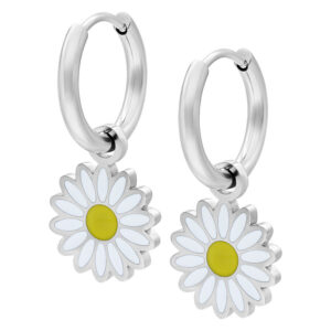 Boucles d'oreilles argentées avec pendentif marguerite sur fond blanc