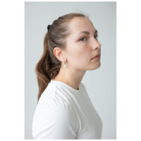 Little Daisy Hoops au design élégant Femme aux longs cheveux portant des boucles d'oreilles Little Daisy Hoops