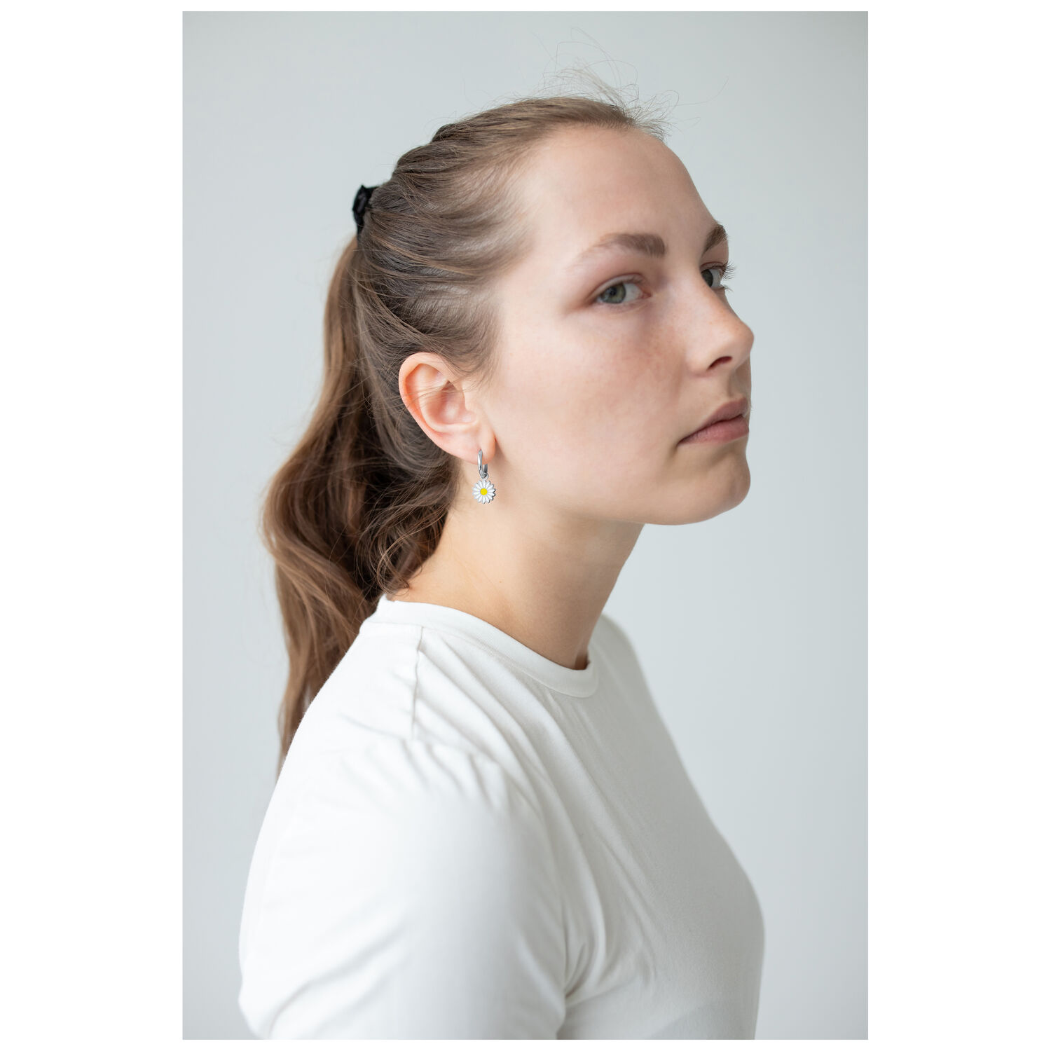 Little Daisy Hoops au design élégant Femme aux longs cheveux portant des boucles d'oreilles Little Daisy Hoops