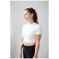 Little White Smiley Hoops portés par une femme Femme en t-shirt blanc portant les Little White Smiley Hoops sur fond blanc