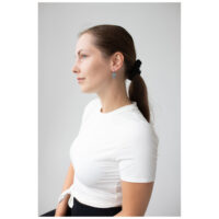 Stylische Little Soulmate Hoops en argent Femme avec des Little Soulmate Hoops en argent, chemise blanche, profil latéral