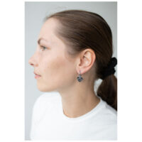 Petits anneaux Little Soulmate en argent à l'oreille Femme avec des anneaux Little Soulmate en argent, profil latéral