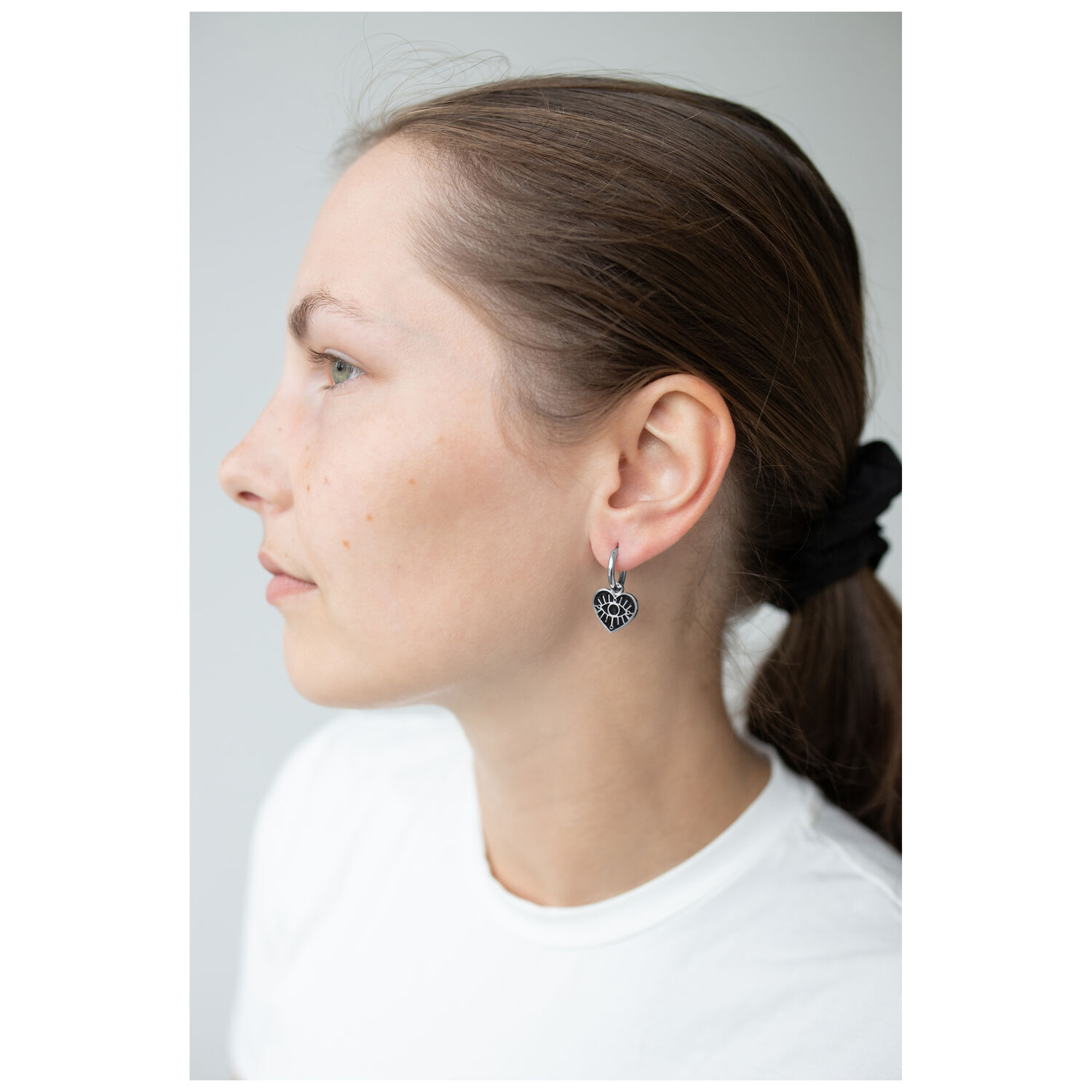 Petits anneaux Little Soulmate en argent à l'oreille Femme avec des anneaux Little Soulmate en argent, profil latéral