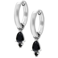 Boucles d'oreilles argentées avec cristaux noirs Paire de créoles argentées avec cristaux noirs pendants sur fond blanc