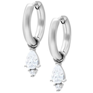 Boucles d'oreilles argentées avec pendentif goutte en cristal sur fond blanc