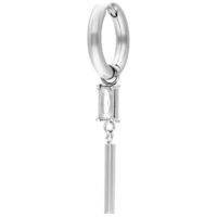 Créoles argentées avec pendentif cristal clair Créoles argentées avec cristal rectangulaire clair et pendentif sur fond blanc