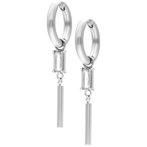 Boucles d'oreilles argentées avec pendentif en cristal clair sur fond blanc