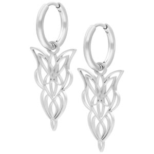 Paire de créoles argentées avec design d'elfe délicat sur fond blanc