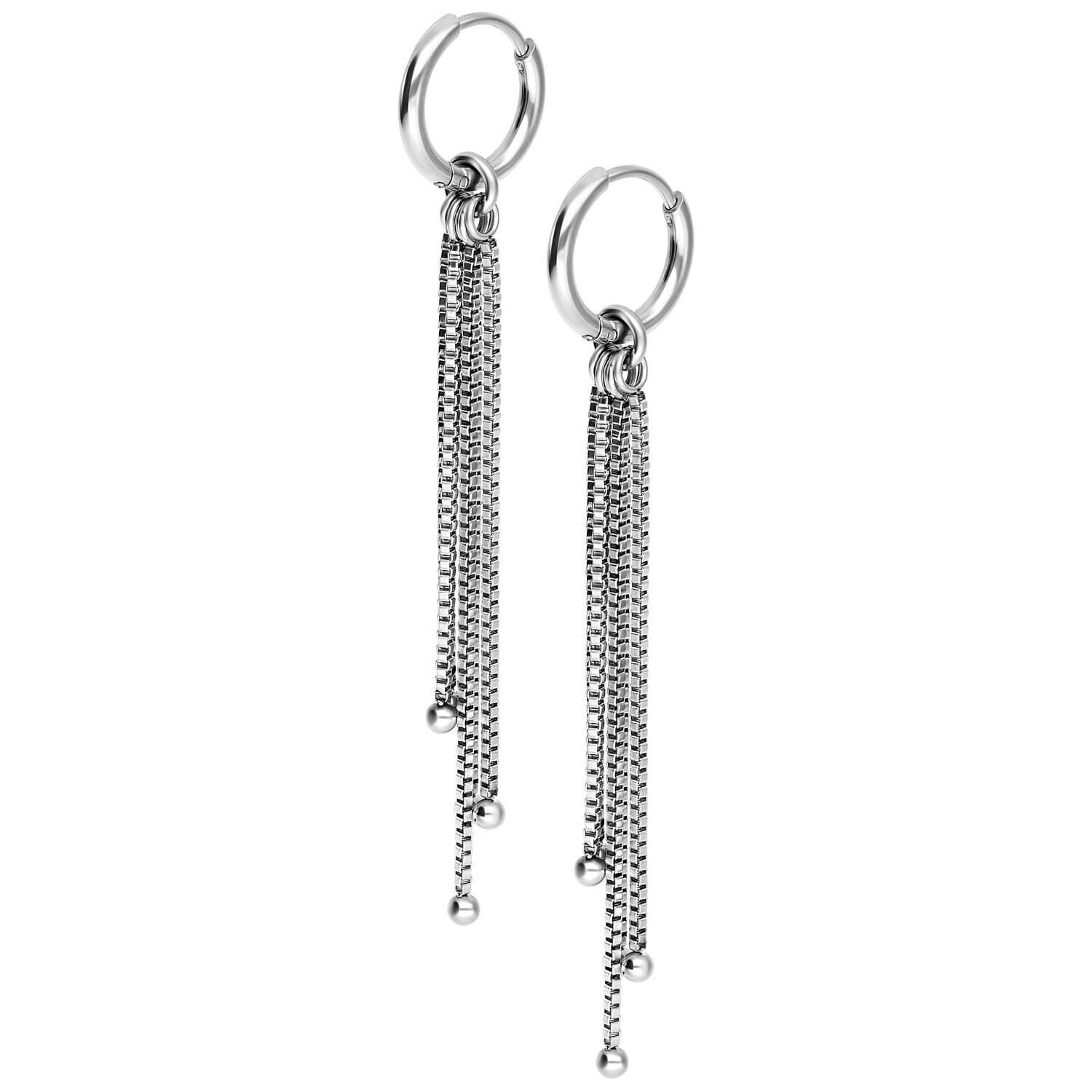 Boucles d'oreilles chaîne Venezia en acier inoxydable argentées Deux boucles d'oreilles chaîne Venezia en acier inoxydable argentées sur fond blanc