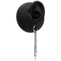 Boucles d'oreilles Venezia Chain Hoops argentées Venezia Chain Hoops argentées sur modèle d'oreille noire, fermoir à clip