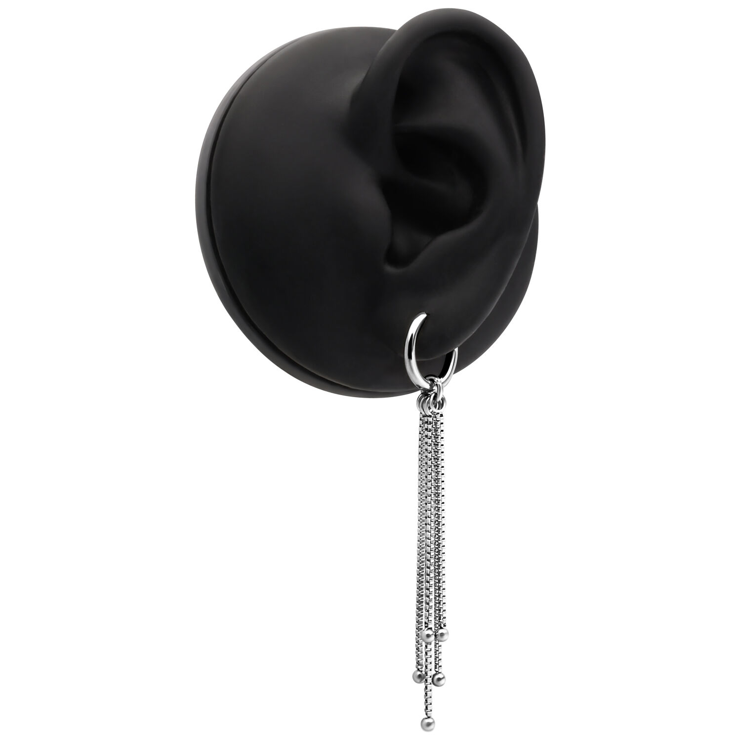 Boucles d'oreilles Venezia Chain Hoops argentées Venezia Chain Hoops argentées sur modèle d'oreille noire, fermoir à clip