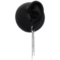 Boucles d'oreilles chaîne argentées avec fermoir à clip Boucles d'oreilles chaîne argentées sur modèle d'oreille noire devant fond blanc