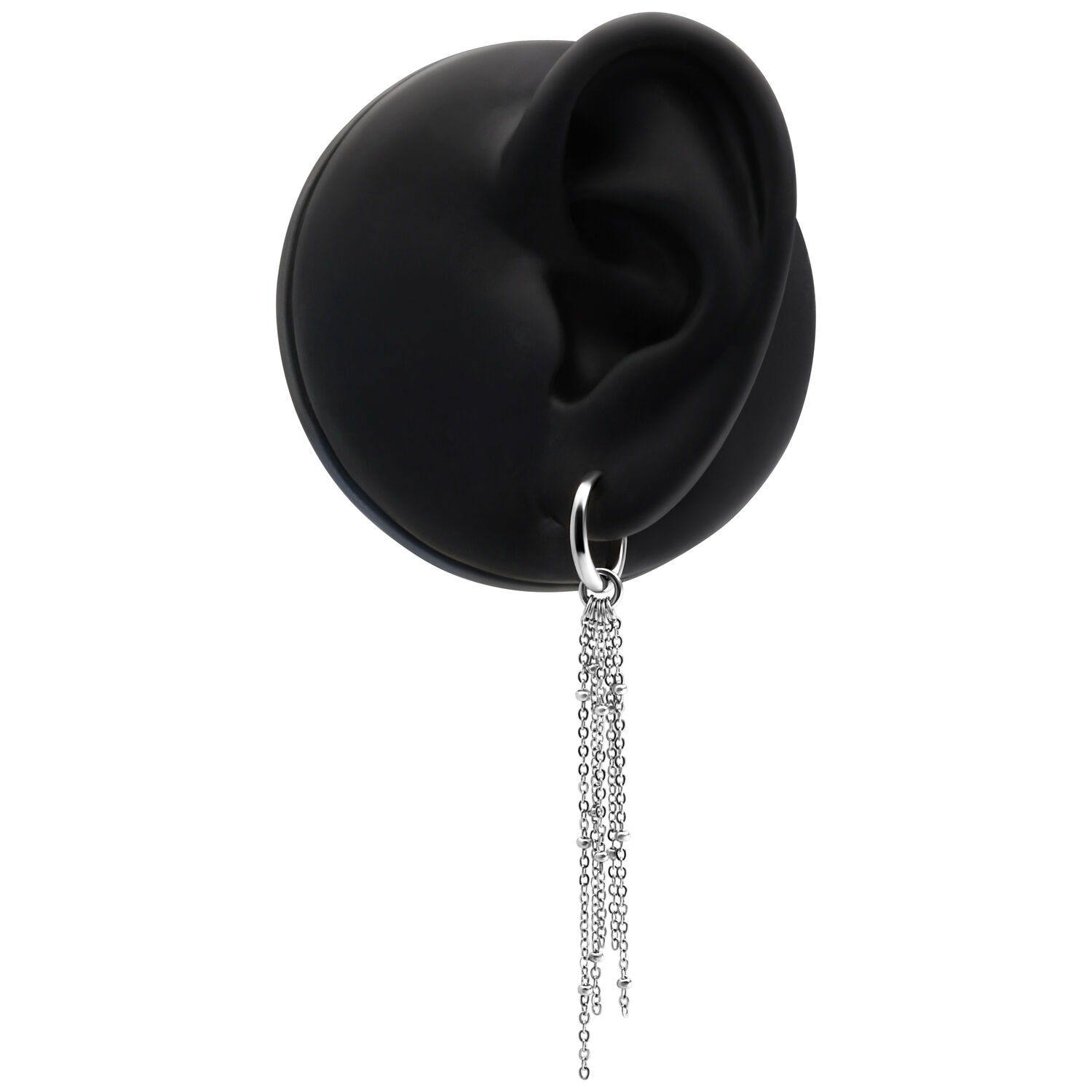 Boucles d'oreilles chaîne argentées avec fermoir à clip Boucles d'oreilles chaîne argentées sur modèle d'oreille noire devant fond blanc