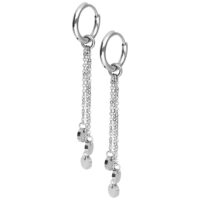 Créoles argentées avec pendentifs chaîne, acier inoxydable Créoles argentées en acier inoxydable avec longs pendentifs chaîne sur fond blanc