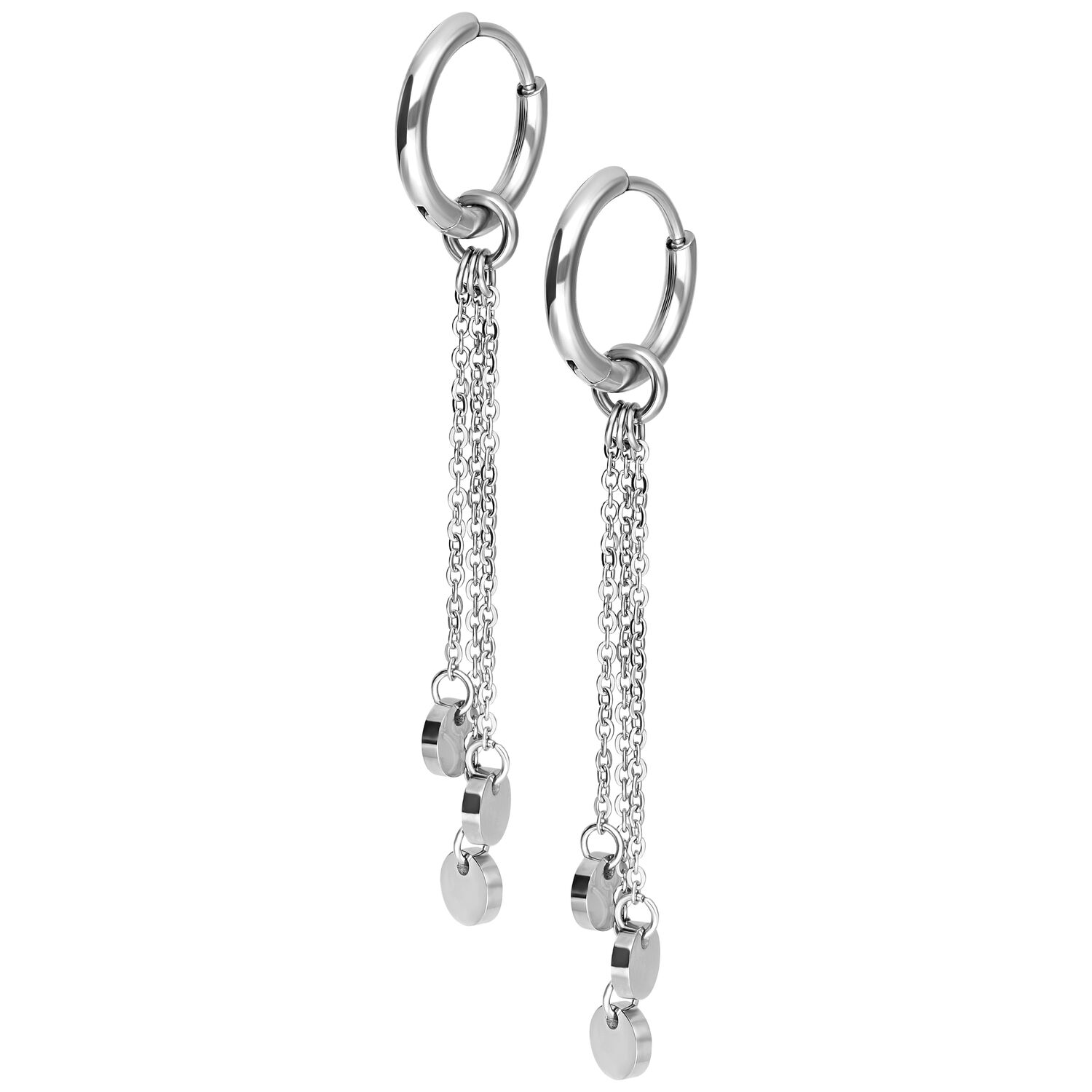 Créoles argentées avec pendentifs chaîne, acier inoxydable Créoles argentées en acier inoxydable avec longs pendentifs chaîne sur fond blanc