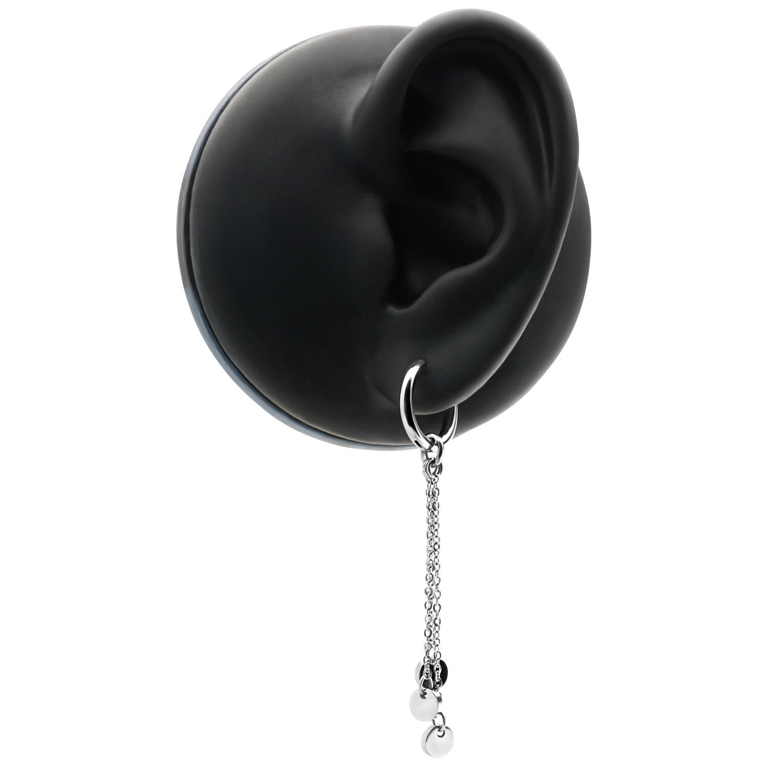 Boucles d'oreilles élégantes en acier inoxydable avec chaîne Boucles d'oreilles en acier inoxydable argentées avec détail de chaîne sur un modèle d'oreille noire