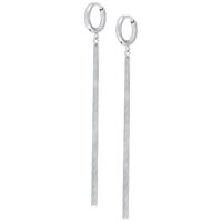 Boucles d'oreilles Little Snake Chain argentées Boucles d'oreilles argentées avec chaîne serpent sur fond blanc