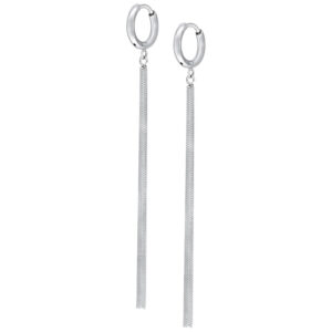 Boucles d'oreilles argentées avec chaîne serpent sur fond blanc