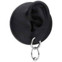 Boucles d'oreilles en acier inoxydable argentées avec fermoir à clapet Boucles d'oreilles en acier inoxydable argentées sur modèle d'oreille noir, fermoir à clapet