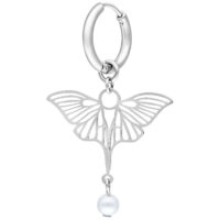 Boucles d'oreilles libellules argentées avec perle Boucles d'oreilles argentées avec pendentif libellule et petite perle sur fond blanc