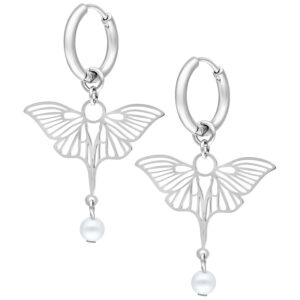 Deux boucles d'oreilles libellules argentées avec pendentif perle sur fond blanc