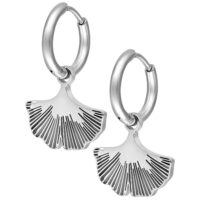 Créoles Ginkgo argentées en acier inoxydable Créoles argentées avec pendentifs en forme de feuille de Ginkgo sur fond blanc