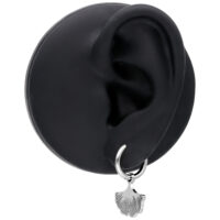 Boucles d'oreilles Little Ginkgo Hoops argentées Boucles d'oreilles argentées en forme de ginkgo sur une oreille modèle noire.
